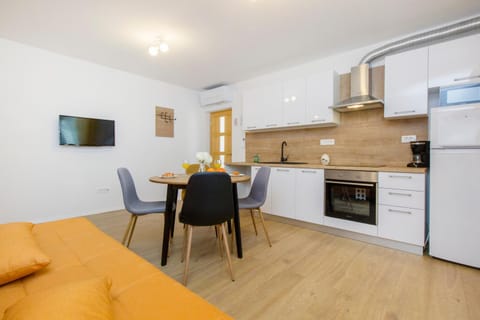 TV and multimedia, Kitchen or kitchenette, Living room, Seating area, Dining area, minibar, pet friendly, stove