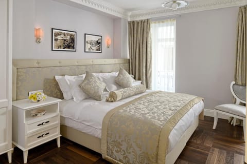 View (from property/room), Photo of the whole room, Decorative detail