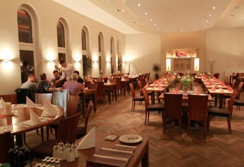 Restaurant/places to eat, Banquet/Function facilities