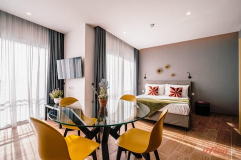 Bed, TV and multimedia, Living room, Photo of the whole room, Dining area, Bedroom