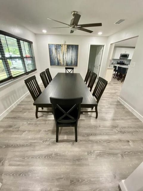 2400 heated sqft Centrally located majestic house with king beds House in Gainesville