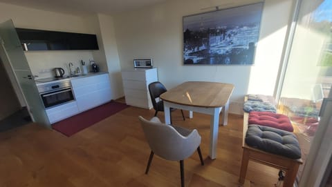 Kitchen or kitchenette, Seating area, Dining area, minibar, stove