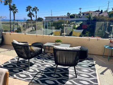 Water and sunset views in dreamy Cardiff by the sea House in Cardiff