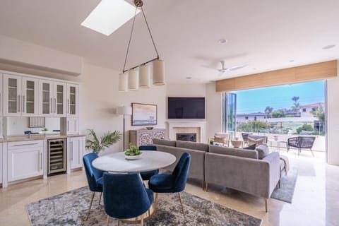 Water and sunset views in dreamy Cardiff by the sea House in Cardiff