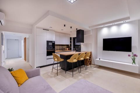 Communal lounge/ TV room, TV and multimedia, Kitchen or kitchenette, Living room, Seating area, Dining area, Evening entertainment, oven, stove
