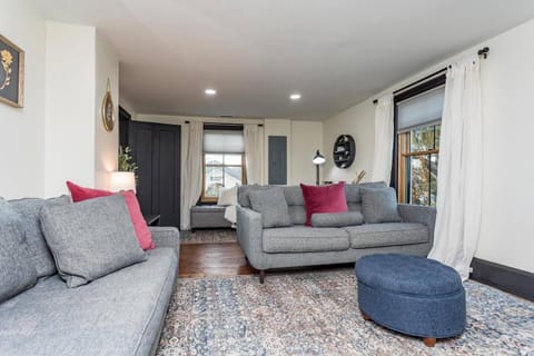 Snug & Stylish Cottage Walk to River & Bwater Hotel in Bridgewater