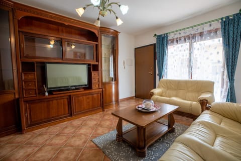 TV and multimedia, Living room, Seating area, air conditioner