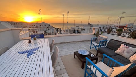 View (from property/room), Balcony/Terrace, Landmark view, Sea view