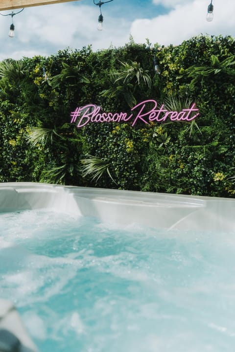 Cosy Hot Tub Getaway Bungalow House in Northern Ireland