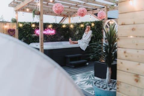 Cosy Hot Tub Getaway Bungalow House in Northern Ireland