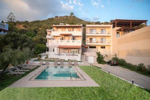 Property building, Mountain view, Pool view, sunbed