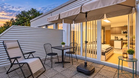 View (from property/room), Balcony/Terrace, Photo of the whole room, Seating area, sunbed