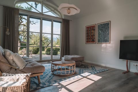 TV and multimedia, Living room, Seating area, Evening entertainment