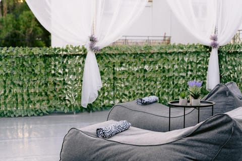 Property building, Balcony/Terrace, Decorative detail, sunbed