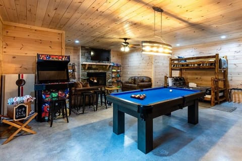 Billiard, Game Room