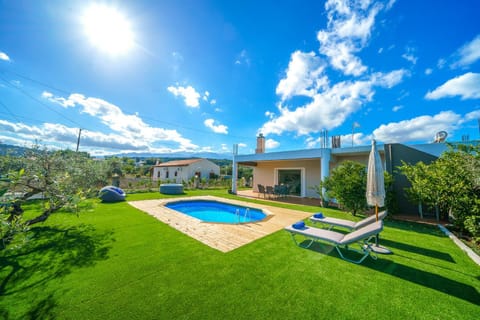 Property building, Patio, Spring, Day, Natural landscape, Garden, Hot Tub, Garden view, Pool view, Swimming pool, sunbed