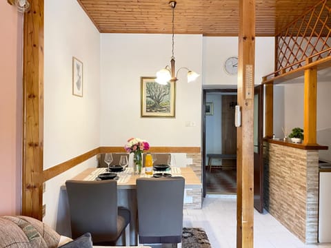 Seating area, Dining area