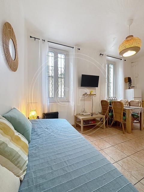 Bed, TV and multimedia, Living room, Dining area