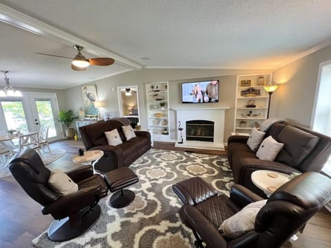 Communal lounge/ TV room, TV and multimedia, Living room, Seating area, Evening entertainment