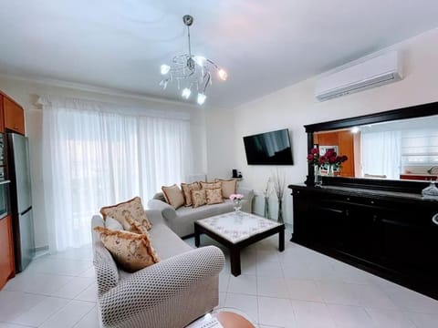 Communal lounge/ TV room, TV and multimedia, Living room, Seating area, air conditioner