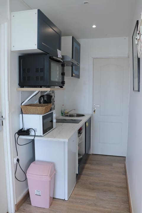 Kitchen or kitchenette, minibar