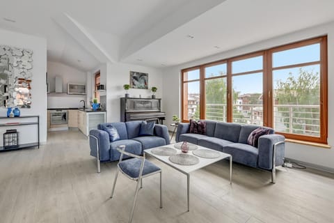 Kitchen or kitchenette, Living room, Seating area