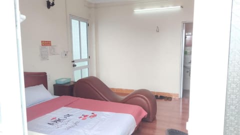 Bed, Photo of the whole room, Seating area, Bedroom