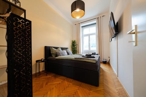 Bed, TV and multimedia, Bedroom