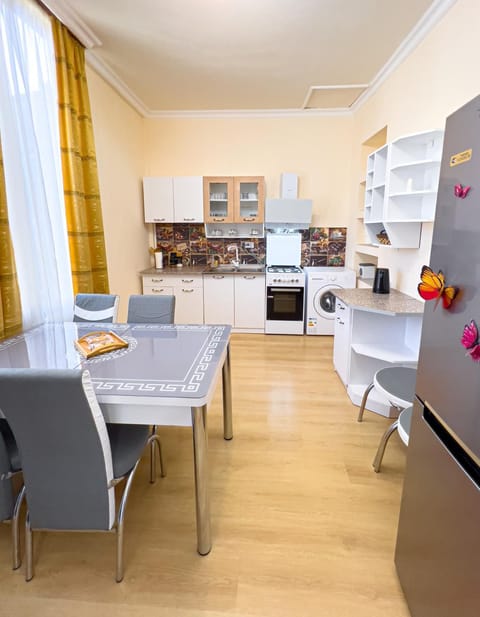 Kitchen or kitchenette, Living room, Dining area, oven, pet friendly, stove, washing machine