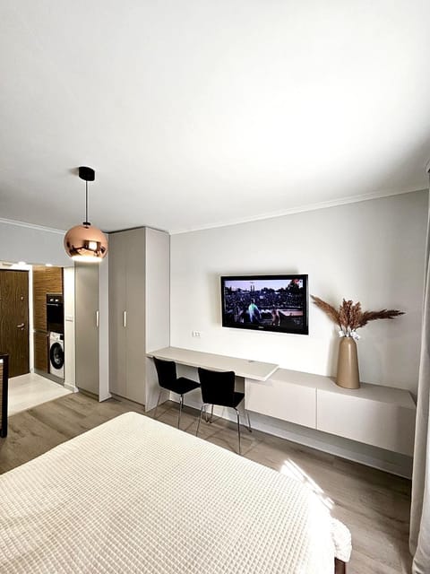 Communal lounge/ TV room, Bed, TV and multimedia, Photo of the whole room, Evening entertainment, wardrobe
