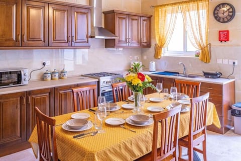Kitchen or kitchenette, Dining area, minibar, pet friendly, stove, toaster