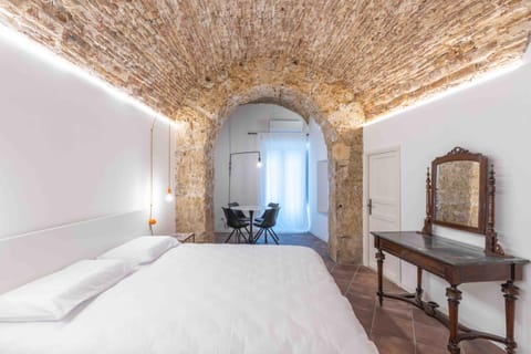 Bed, View (from property/room), Balcony/Terrace, Photo of the whole room, Seating area, Bedroom, Quiet street view, internet, locker, air conditioner