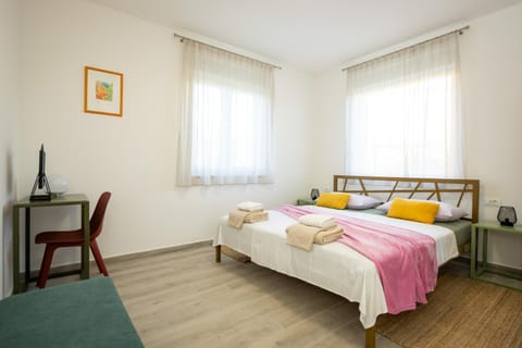 Bed, Photo of the whole room, Bedroom, towels