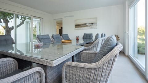 Seating area, Dining area