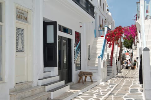 Facade/entrance