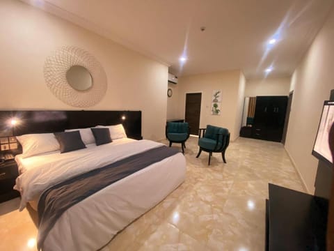 Bed, TV and multimedia, Photo of the whole room, Seating area, wardrobe