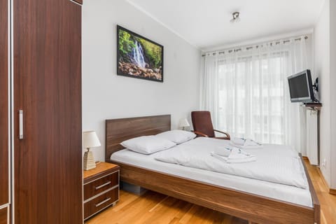 Bed, TV and multimedia, Bedroom