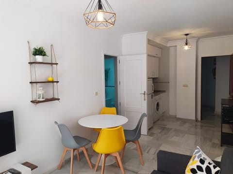 TV and multimedia, Kitchen or kitchenette, Living room, Seating area, Dining area