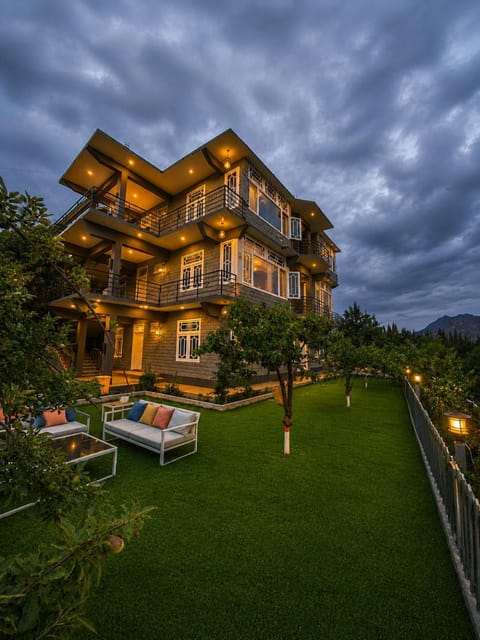 Property building, Communal lounge/ TV room, Spring, Day, Night, Natural landscape, Garden, Evening entertainment, Garden view, sunbed
