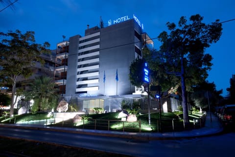 Facade/entrance, Night
