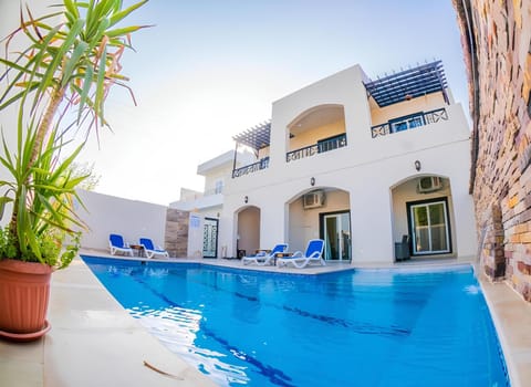 Property building, Patio, Pool view, Swimming pool, Swimming pool, sunbed