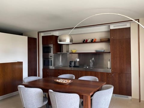 Kitchen or kitchenette, Dining area, minibar