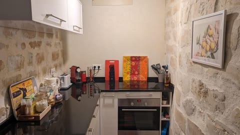 Coffee/tea facilities, Kitchen or kitchenette, Food, pet friendly, stove, toaster