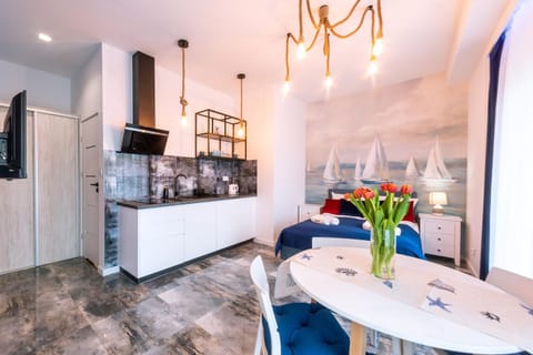 Kitchen or kitchenette, Seating area, stove