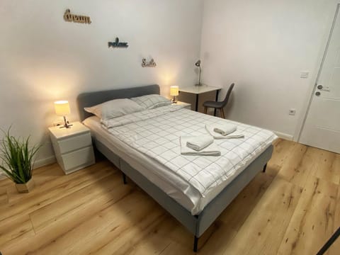 Bed, Bedroom, towels