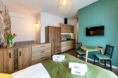 Communal lounge/ TV room, Bed, TV and multimedia, Kitchen or kitchenette, Photo of the whole room, Bedroom, towels, wardrobe