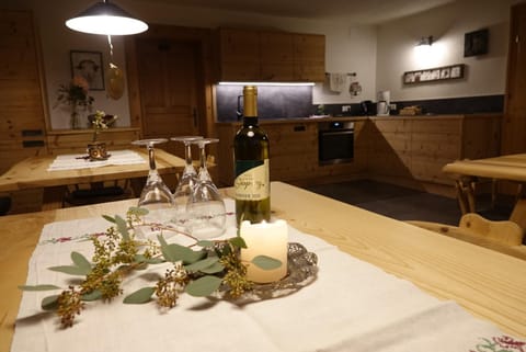 Kitchen or kitchenette, Food and drinks, Dining area, Food