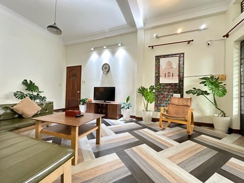 Communal lounge/ TV room, Kitchen or kitchenette, Living room, Seating area, Dining area