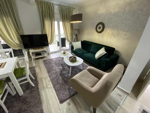 Communal lounge/ TV room, TV and multimedia, Living room, Seating area, Evening entertainment