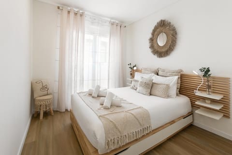 Bed, Photo of the whole room, Decorative detail, Bedroom, towels